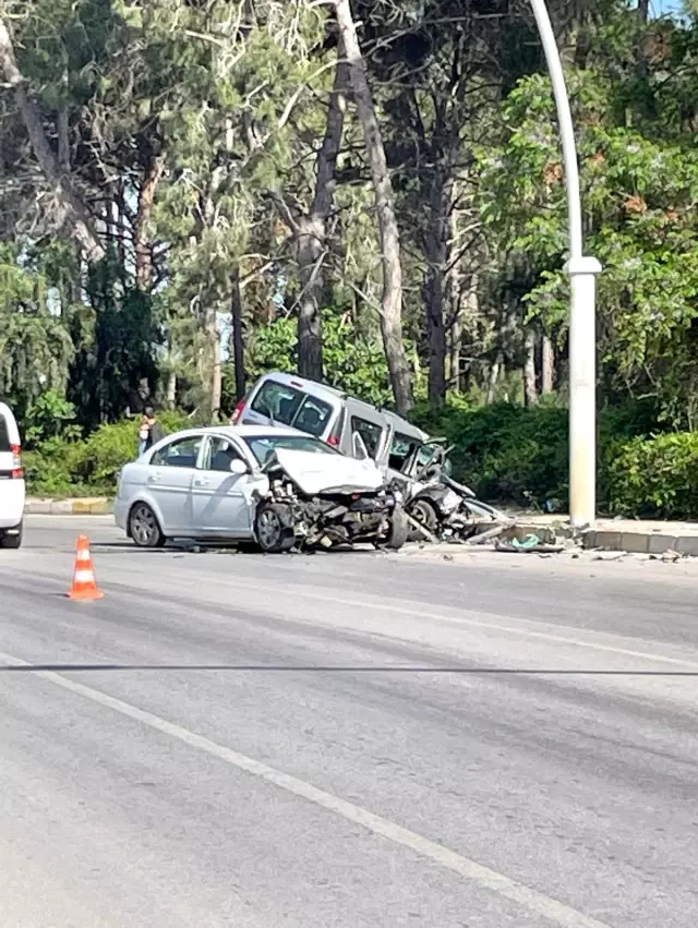 Boş yolda kafa kafaya çarpıştılar: 1 ağır yaralı Boş yolda kafa kafaya çarpıştılar: 1 ağır yaralı