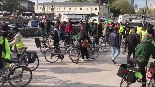 Brüksel'de bisikletli 'Kritik Kütle/Kitle' etkinliği düzenlendi Brüksel'de bisikletli 'Kritik Kütle/Kitle' etkinliği düzenlendi