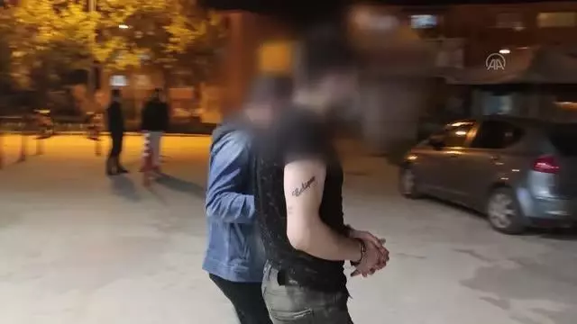 Bursa'da 10 ayrı suçtan aranan kişi Kovid-19 denetimlerinde yakalandı Bursa'da 10 ayrı suçtan aranan kişi Kovid-19 denetimlerinde yakalandı