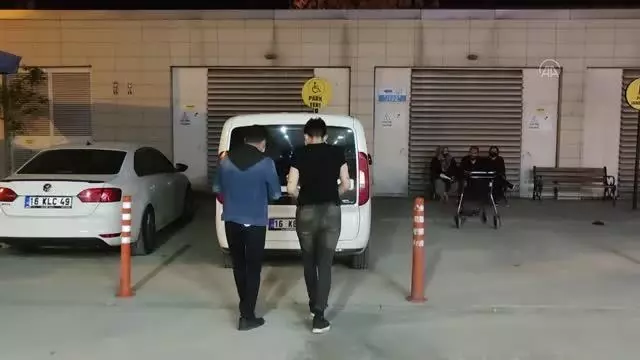Bursa'da 10 ayrı suçtan aranan kişi Kovid-19 denetimlerinde yakalandı Bursa'da 10 ayrı suçtan aranan kişi Kovid-19 denetimlerinde yakalandı