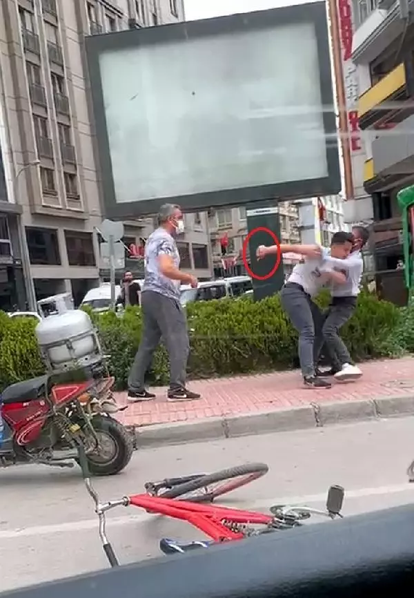 Son Dakika | CADDE ORTASINDA BIÇAKLI KAVGA KAMERADA Son Dakika | CADDE ORTASINDA BIÇAKLI KAVGA KAMERADA