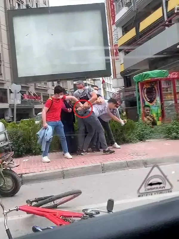 Son Dakika | CADDE ORTASINDA BIÇAKLI KAVGA KAMERADA Son Dakika | CADDE ORTASINDA BIÇAKLI KAVGA KAMERADA