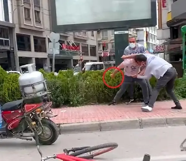 Son Dakika | CADDE ORTASINDA BIÇAKLI KAVGA KAMERADA Son Dakika | CADDE ORTASINDA BIÇAKLI KAVGA KAMERADA
