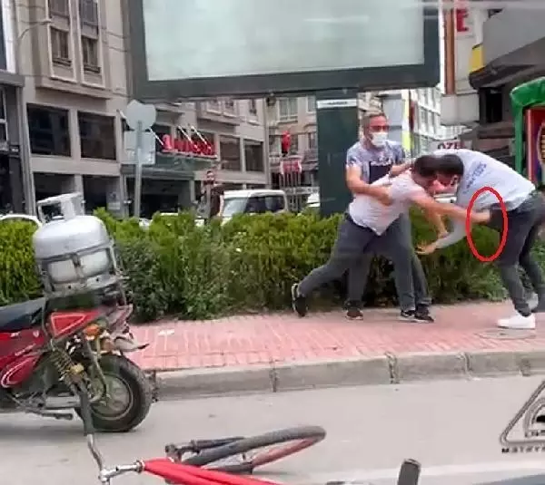 Son Dakika | CADDE ORTASINDA BIÇAKLI KAVGA KAMERADA Son Dakika | CADDE ORTASINDA BIÇAKLI KAVGA KAMERADA