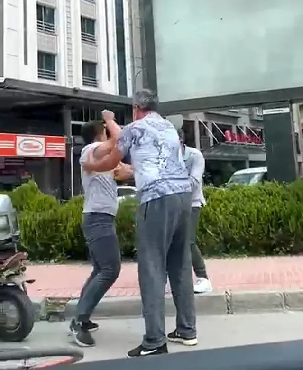 Son Dakika | CADDE ORTASINDA BIÇAKLI KAVGA KAMERADA Son Dakika | CADDE ORTASINDA BIÇAKLI KAVGA KAMERADA