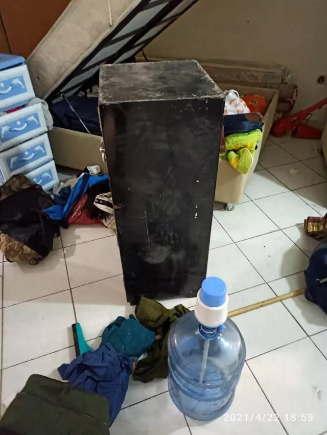 Çaldıkları çelik kasayı el arabasına koyup böyle götürdüler Çaldıkları çelik kasayı el arabasına koyup böyle götürdüler