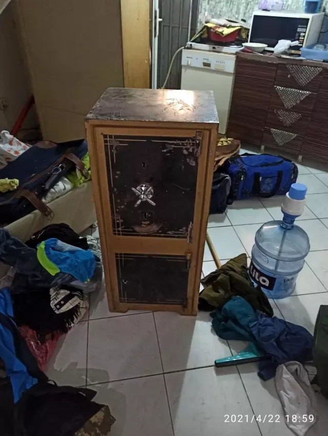 Çaldıkları çelik kasayı el arabasına koyup böyle götürdüler Çaldıkları çelik kasayı el arabasına koyup böyle götürdüler