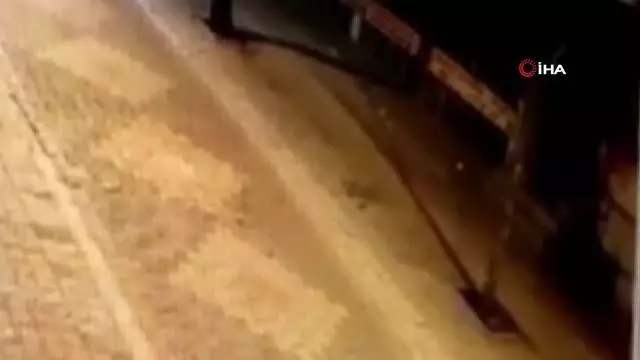 Çaldıkları çelik kasayı el arabasına koyup böyle götürdüler Çaldıkları çelik kasayı el arabasına koyup böyle götürdüler