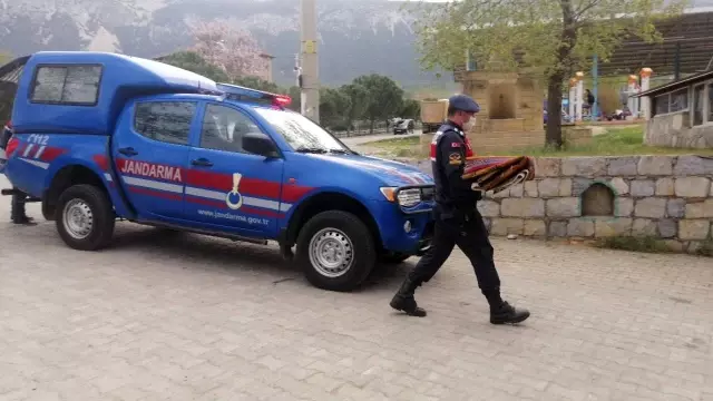 Caminin değerli kilimleri çalan çift serbest bırakıldı Caminin değerli kilimleri çalan çift serbest bırakıldı