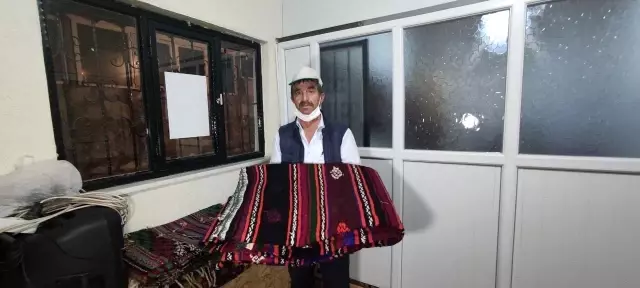 Caminin değerli kilimleri çalan çift serbest bırakıldı Caminin değerli kilimleri çalan çift serbest bırakıldı