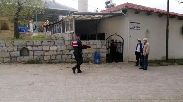 Caminin değerli kilimleri çalan çift serbest bırakıldı Caminin değerli kilimleri çalan çift serbest bırakıldı