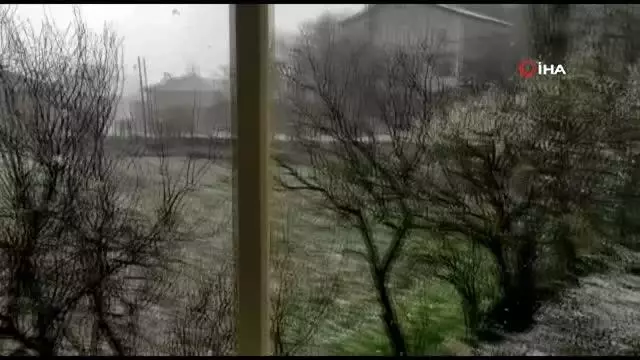 Ceviz büyüklüğünde yağan dolu hasara neden oldu Ceviz büyüklüğünde yağan dolu hasara neden oldu