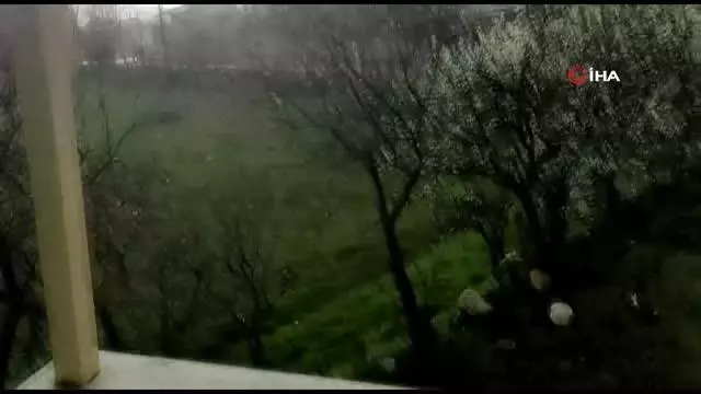 Ceviz büyüklüğünde yağan dolu hasara neden oldu Ceviz büyüklüğünde yağan dolu hasara neden oldu