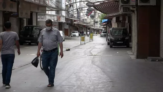 Gaziantep'te tam kapanmaya kısmen uyuldu Gaziantep'te tam kapanmaya kısmen uyuldu