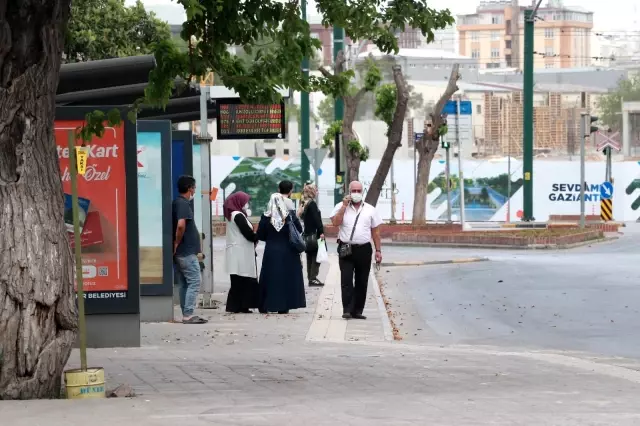 Gaziantep'te tam kapanmaya kısmen uyuldu Gaziantep'te tam kapanmaya kısmen uyuldu