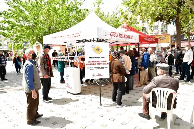 Çiğli'de vatandaşlara HES kodlu anahtarlık dağıtıldı Çiğli'de vatandaşlara HES kodlu anahtarlık dağıtıldı