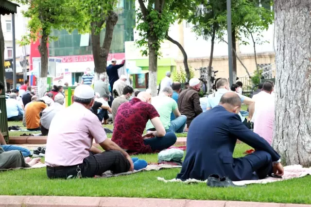 Cuma namazını park ve cami avlusunda kıldılar Cuma namazını park ve cami avlusunda kıldılar
