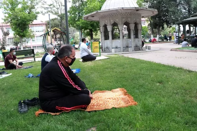 Cuma namazını park ve cami avlusunda kıldılar Cuma namazını park ve cami avlusunda kıldılar