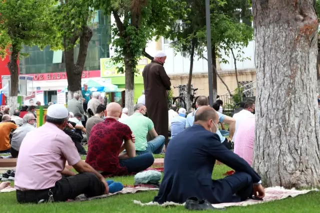 Cuma namazını park ve cami avlusunda kıldılar Cuma namazını park ve cami avlusunda kıldılar