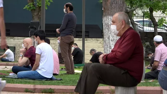 Cuma namazını park ve cami avlusunda kıldılar Cuma namazını park ve cami avlusunda kıldılar
