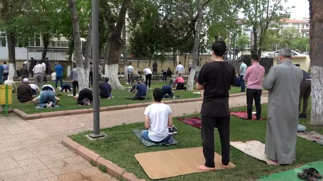 Cuma namazını park ve cami avlusunda kıldılar Cuma namazını park ve cami avlusunda kıldılar