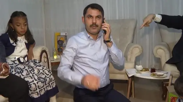 Bakan Kurum, depremzede aile ile iftar yaptı Bakan Kurum, depremzede aile ile iftar yaptı