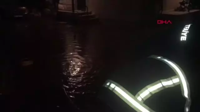 DİNAR'DA SU BORUSU PATLADI, EVLERİ SU BASTI DİNAR'DA SU BORUSU PATLADI, EVLERİ SU BASTI