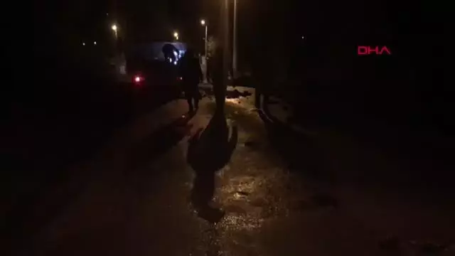 DİNAR'DA SU BORUSU PATLADI, EVLERİ SU BASTI DİNAR'DA SU BORUSU PATLADI, EVLERİ SU BASTI