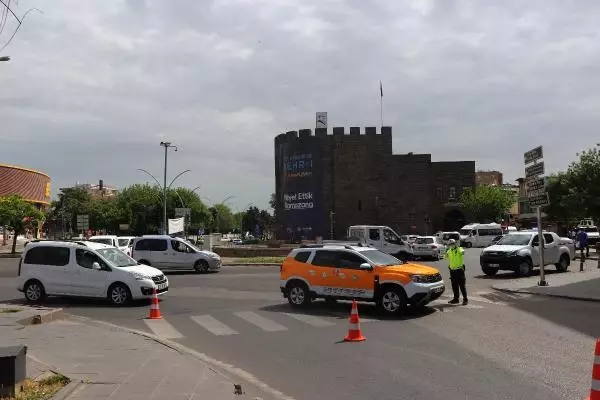DİYARBAKIR'DA, TAM KAPANMADA SIKI DENETİM DİYARBAKIR'DA, TAM KAPANMADA SIKI DENETİM