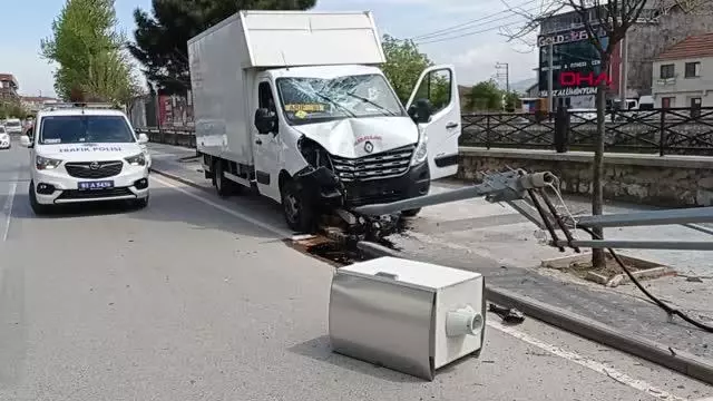 Son dakika haber! Polisten kaçarken kamyonetle EDS direğine çarpıp yaralandı Son dakika haber! Polisten kaçarken kamyonetle EDS direğine çarpıp yaralandı