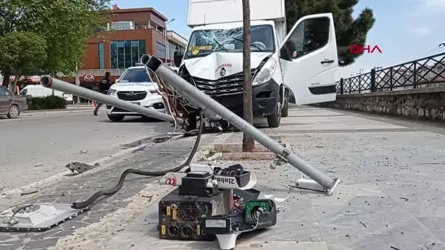 Son dakika haber! Polisten kaçarken kamyonetle EDS direğine çarpıp yaralandı Son dakika haber! Polisten kaçarken kamyonetle EDS direğine çarpıp yaralandı