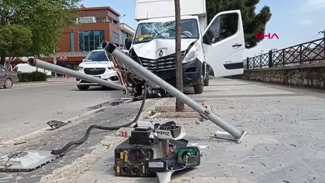 Son dakika haber! Polisten kaçarken kamyonetle EDS direğine çarpıp yaralandı Son dakika haber! Polisten kaçarken kamyonetle EDS direğine çarpıp yaralandı