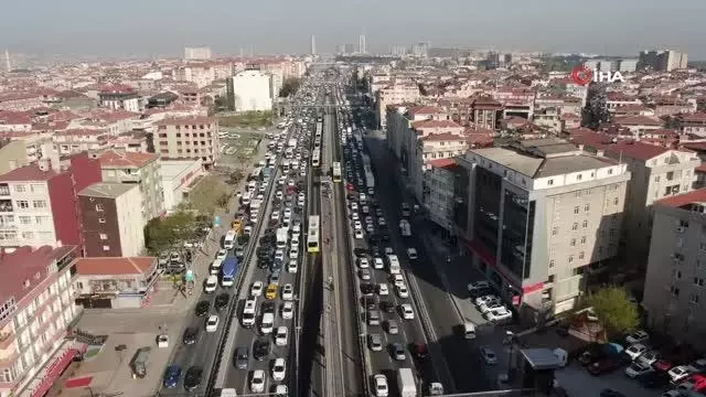 E-5 Karayolunda tam kapanmanın ilk gününde yaşanan trafik yoğunluğu drone ile görüntülendi E-5 Karayolunda tam kapanmanın ilk gününde yaşanan trafik yoğunluğu drone ile görüntülendi
