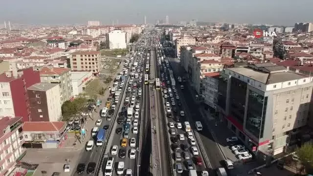 E-5 Karayolunda tam kapanmanın ilk gününde yaşanan trafik yoğunluğu drone ile görüntülendi E-5 Karayolunda tam kapanmanın ilk gününde yaşanan trafik yoğunluğu drone ile görüntülendi