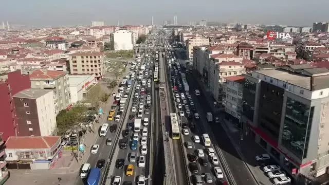 E-5 Karayolunda tam kapanmanın ilk gününde yaşanan trafik yoğunluğu drone ile görüntülendi E-5 Karayolunda tam kapanmanın ilk gününde yaşanan trafik yoğunluğu drone ile görüntülendi