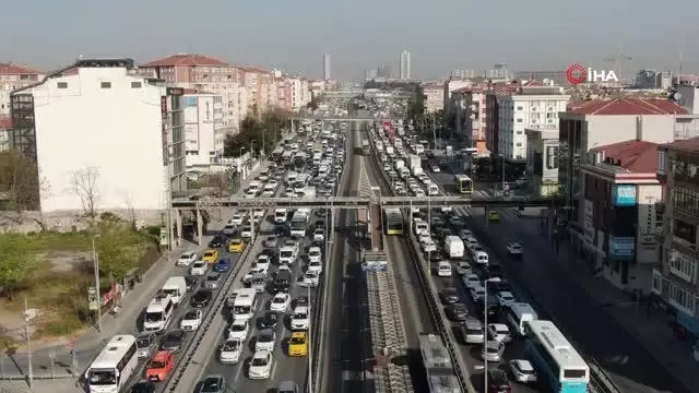 E-5 Karayolunda tam kapanmanın ilk gününde yaşanan trafik yoğunluğu drone ile görüntülendi E-5 Karayolunda tam kapanmanın ilk gününde yaşanan trafik yoğunluğu drone ile görüntülendi