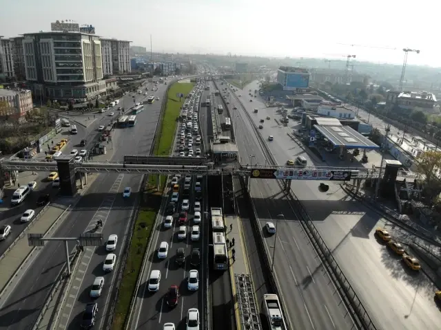E-5 Karayolunda tam kapanmanın ilk gününde yaşanan trafik yoğunluğu drone ile görüntülendi E-5 Karayolunda tam kapanmanın ilk gününde yaşanan trafik yoğunluğu drone ile görüntülendi