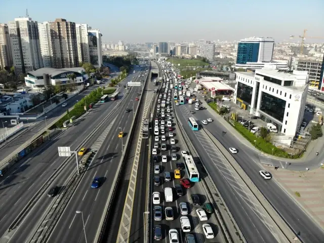 E-5 Karayolunda tam kapanmanın ilk gününde yaşanan trafik yoğunluğu drone ile görüntülendi E-5 Karayolunda tam kapanmanın ilk gününde yaşanan trafik yoğunluğu drone ile görüntülendi