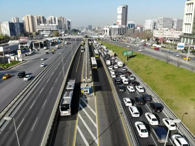 E-5 Karayolunda tam kapanmanın ilk gününde yaşanan trafik yoğunluğu drone ile görüntülendi E-5 Karayolunda tam kapanmanın ilk gününde yaşanan trafik yoğunluğu drone ile görüntülendi