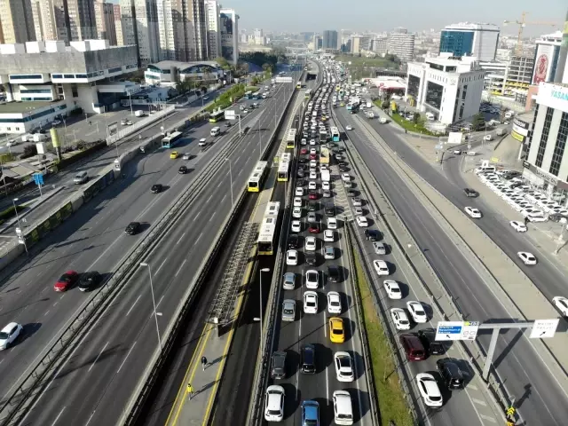 E-5 Karayolunda tam kapanmanın ilk gününde yaşanan trafik yoğunluğu drone ile görüntülendi E-5 Karayolunda tam kapanmanın ilk gününde yaşanan trafik yoğunluğu drone ile görüntülendi