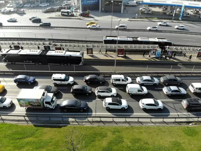 E-5 Karayolunda tam kapanmanın ilk gününde yaşanan trafik yoğunluğu drone ile görüntülendi E-5 Karayolunda tam kapanmanın ilk gününde yaşanan trafik yoğunluğu drone ile görüntülendi
