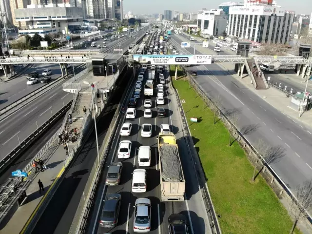 E-5 Karayolunda tam kapanmanın ilk gününde yaşanan trafik yoğunluğu drone ile görüntülendi E-5 Karayolunda tam kapanmanın ilk gününde yaşanan trafik yoğunluğu drone ile görüntülendi