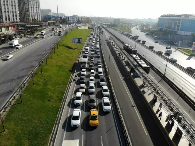 E-5 Karayolunda tam kapanmanın ilk gününde yaşanan trafik yoğunluğu drone ile görüntülendi E-5 Karayolunda tam kapanmanın ilk gününde yaşanan trafik yoğunluğu drone ile görüntülendi