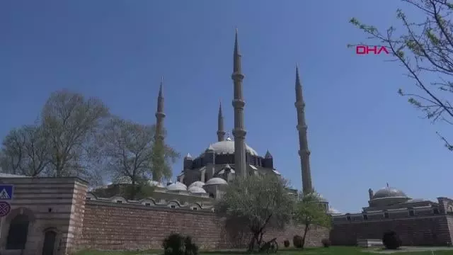 EDİRNE SELİMİYE'DE TAM KAPANMADA SOSYAL MESAFELİ İLK CUMA NAMAZI EDİRNE SELİMİYE'DE TAM KAPANMADA SOSYAL MESAFELİ İLK CUMA NAMAZI