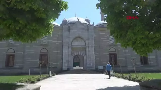 EDİRNE SELİMİYE'DE TAM KAPANMADA SOSYAL MESAFELİ İLK CUMA NAMAZI EDİRNE SELİMİYE'DE TAM KAPANMADA SOSYAL MESAFELİ İLK CUMA NAMAZI