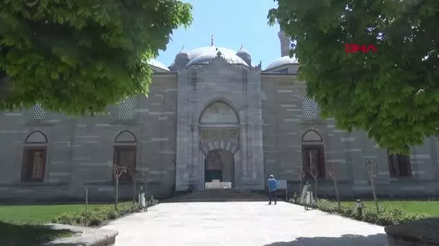 EDİRNE SELİMİYE'DE TAM KAPANMADA SOSYAL MESAFELİ İLK CUMA NAMAZI EDİRNE SELİMİYE'DE TAM KAPANMADA SOSYAL MESAFELİ İLK CUMA NAMAZI