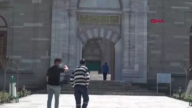 EDİRNE SELİMİYE'DE TAM KAPANMADA SOSYAL MESAFELİ İLK CUMA NAMAZI EDİRNE SELİMİYE'DE TAM KAPANMADA SOSYAL MESAFELİ İLK CUMA NAMAZI