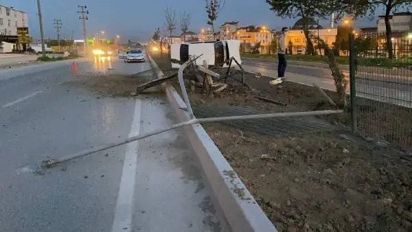 Alkollü sürücü ortalığı yıktı geçti: 2 yaralı Alkollü sürücü ortalığı yıktı geçti: 2 yaralı