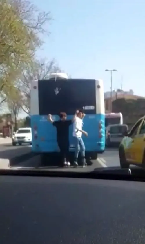 Eminönü'nde patenli çocukların tehlikeli yolculuğu kamerada Eminönü'nde patenli çocukların tehlikeli yolculuğu kamerada