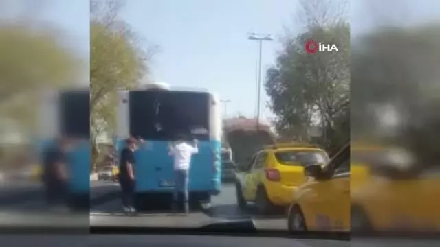 Eminönü'nde patenli çocukların tehlikeli yolculuğu kamerada Eminönü'nde patenli çocukların tehlikeli yolculuğu kamerada